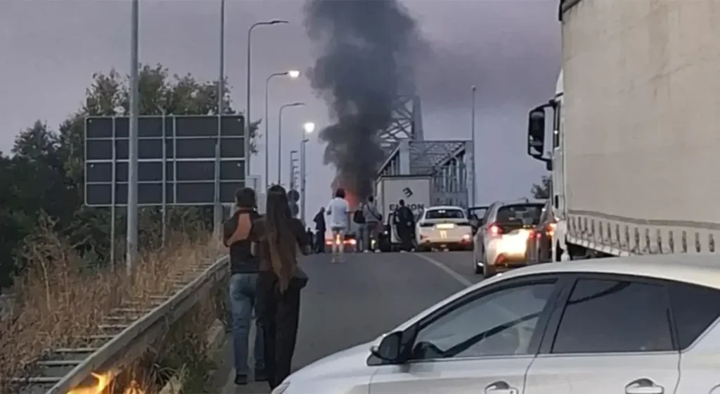 POŽAR NA RAČI: Gori kamion, nad mostom se širi gust dim