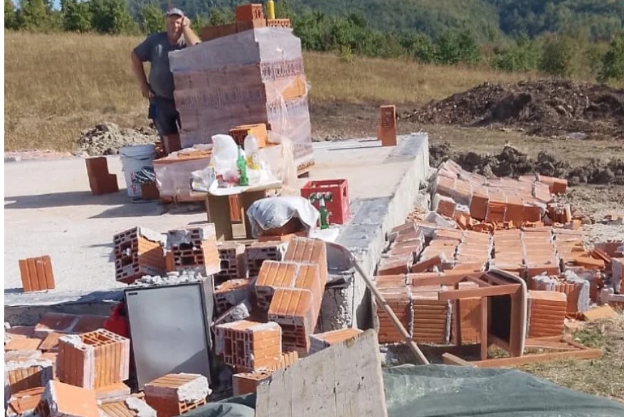 SLUČAJ PRIJAVLJEN POLICIJI: Srušeni zidovi kuće u izgradnji kod Kotor Vatroša (FOTO)