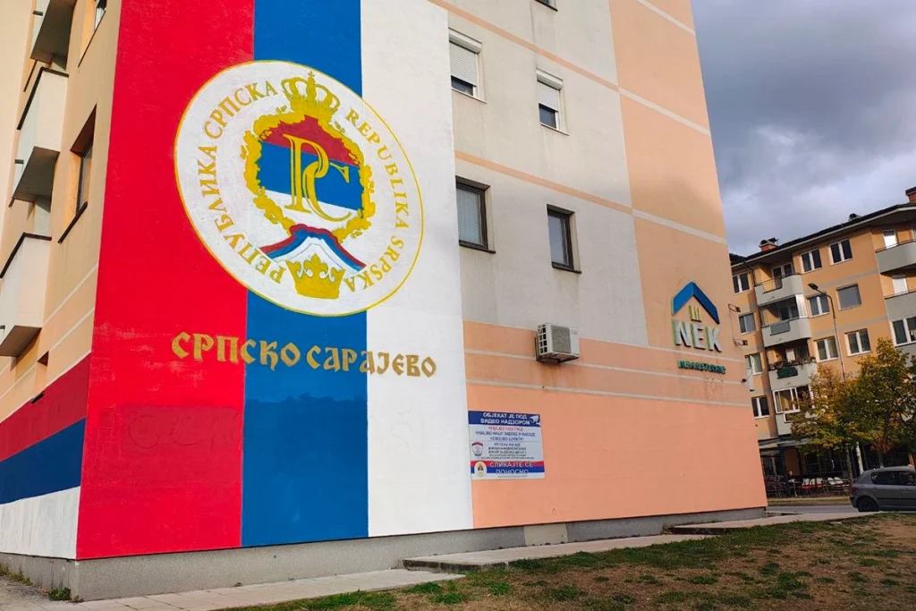UKLONJEN NATPIS „GENOCIDAŠI“: Mural srpske trobojke u punom sjaju u Istočnom Novom Sarajevu