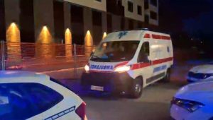 HITNO PREVEZEN U URGENTNI CENTAR: Snimatelj „Informera“ povrijeđen ispred redakcije kad je bačen topovski udar (VIDEO)