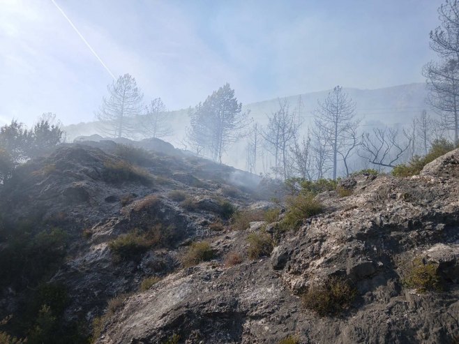 VATRA SE PRIBLIŽILA KUĆAMA MJEŠTANA: Požar iznad brane Grančarevo u Hercegovini (FOTO)