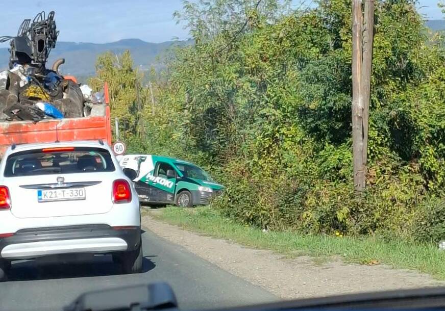 SAOBRAĆAJNA NESREĆA U TUNJICAMA: Vozilo sletjelo s puta, vozačima se savjetuje oprez
