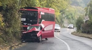 SAOBRAĆAJNA NESREĆA KOD TUZLE: Sudar autobusa i automobila, saobraćaj otežan