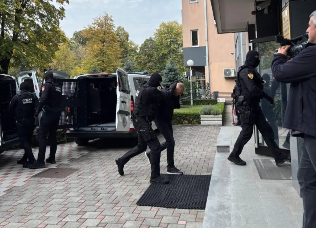 OBEZBJEĐIVALI IH PRIPADNICI ŽANDARMERIJE: Sprovedena dva lica u Vrhovni sud Republike Srpske zbog teškog ubistva (FOTO)