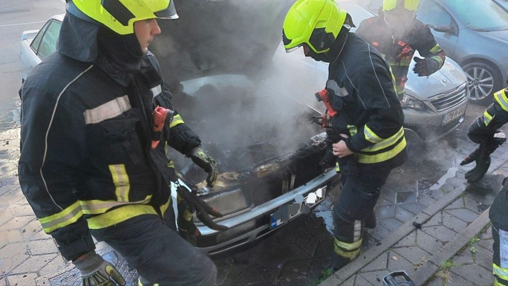 BANJALUČKI VATROGASCI IMALI PUNE RUKE POSLA: Gasili požar na automobilu, spašavali mačku iz ventilacije