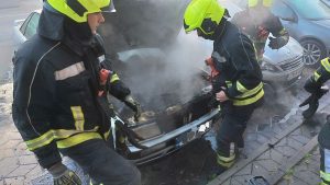 БАЊАЛУЧКИ ВАТРОГАСЦИ ИМАЛИ ПУНЕ РУКЕ ПОСЛА: Гасили пожар на аутомобилу, спашавали мачку из вентилације