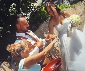 STARI SRPSKI OBIČAJ POŠAO PO ZLU: Mlada dobila činiju pravo u glavu (VIDEO)