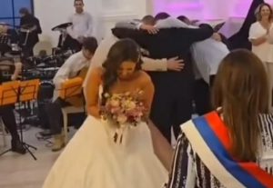 STARI SRPSKI OBIČAJ POŠAO PO ZLU: Mlada dobila činiju pravo u glavu (VIDEO)