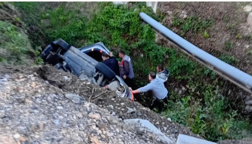 SAOBRAĆAJKA KOD BANJALUKE: Automobil sletio u kanal